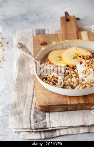 Bio hausgemachtes Müsli mit Hafer, Nüssen und getrockneten Beeren. Müsli in einem Glas. Gesundes veganes Frühstück oder Snack. Platz für Text kopieren. Prope Stockfoto