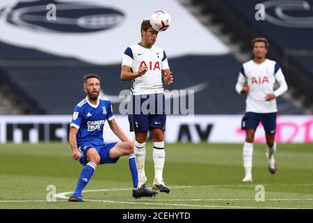 Harry Winks of Tottenham Hotspur Beats Cole Skuse of Ipswich Town - Tottenham Hotspur V Ipswich Town, Pre-Season Friendly, Tottenham Hotspur Stadium, London, UK - 22. August 2020 nur zur redaktionellen Verwendung Stockfoto