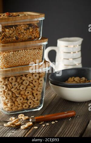 Frühstückszerealien. Glasboxen mit Müsli, Cerealienringen und Quinoa-Pops. Müslischlaufen in einer Schüssel. Gesundes Ready-to-Eat-Frühstück für Kinder. Schnell b Stockfoto