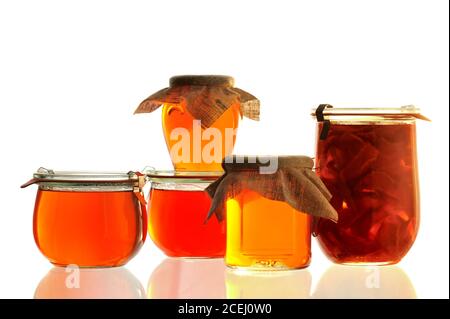 Marmelade und Marmelade Quitte auf weißem Hintergrund Stockfoto