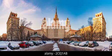 Ein Panorama der Moskauer Staatlichen Universität von der Seite genommen. Stockfoto