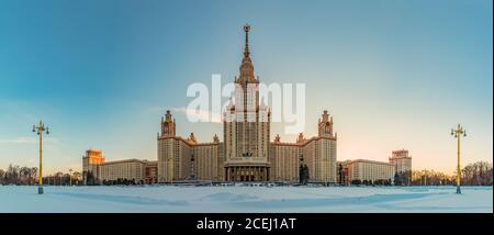 Ein Panorama der Moskauer Staatlichen Universität von der Hauptfassade genommen und auf der anderen Straßenseite. Stockfoto