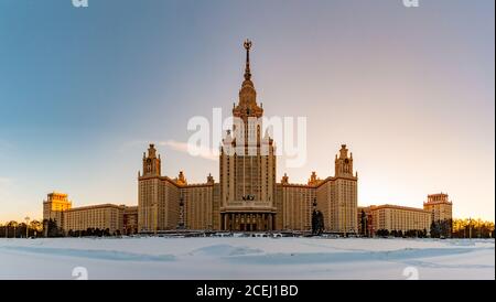 Ein Panorama der Moskauer Staatlichen Universität von der Hauptfassade genommen und auf der anderen Straßenseite. Stockfoto