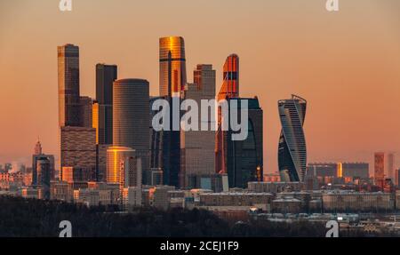 Ein Bild von der Stadt Moskau Gebäude bei Sonnenuntergang. Stockfoto