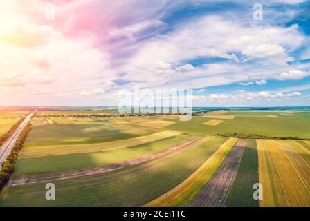 Ländliche Landschaft mit einem schönen Himmel. Luftaufnahme. Blick auf bunte Ackerfelder im Sommer Stockfoto