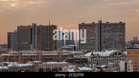 Eine picgture von grossen Wohnblocks in Moskau bei Sonnenuntergang. Stockfoto