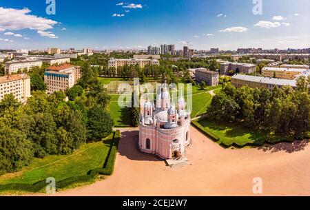 Schöne obere Luftaufnahmen von Drohne auf orthodoxe Kirche von Die Geburt des hl. Johannes des Täufers von der Geburt (Chesme Kirche) in sonnigen Sommertag Stockfoto