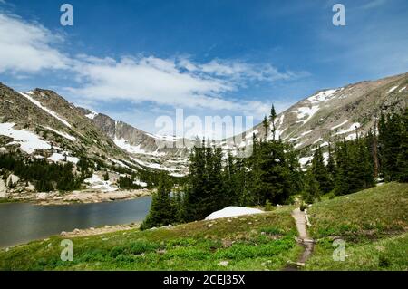 Wandern entlang eines High Mountain Lake in Colorado Stockfoto