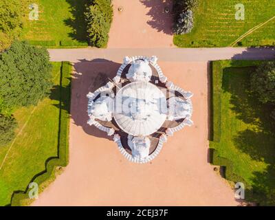 Schöne obere Luftaufnahmen von Drohne auf orthodoxe Kirche von Die Geburt des hl. Johannes des Täufers von der Geburt Chesme Kirche in sonnigen Sommertag Stockfoto