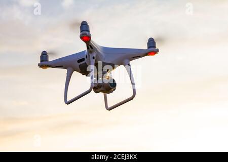 Russland, Sankt Petersburg - 22. Juli 2018: Ferngesteuerte Drohne DJI Phantom 4 pro Quad-Kopter mit hochauflösender digitaler Videokamera ausgestattet Stockfoto