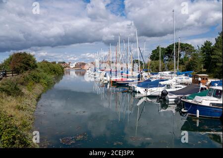 Emsworth Yacht Hafen Marina mit Booten an einem schönen Sommertag festgemacht. Stockfoto