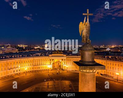 Luftaufnahme des Generalstabs und des Triumphbogens in weißen Nächten, Außenansicht des Palastplatzes und der Aleksandr-Säule im Sommer. Draufsicht Stockfoto