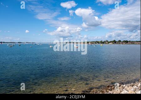 Foto über den Hafen von Emsworth eine wunderschöne Lage an einem schönen Sommertag. Stockfoto