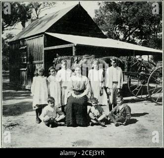 . Australiens größte Notwendigkeit : mit einer einleitenden Notiz des Erzbischofs von Brisbane. EIN BARK HOMESTKAU AUF EINEM LONKLY BAUERNHOF IN IHK VVVARRUMBUNGLE MOUNTAINS, N.S.W. Einer der Bezirke arbeitete von der Bruderschaft des Guten Hirten. Eine BUSH-SCHULE Es ist nur eine grobe Scheune mit einer Veranda auf einer Seite. Das Innere ist einfach und sauber; draußen ist ein Spielplatz groß genug für 1,000 Kinder. In der Mitte sitzt der Lehrer. In der Nähe der Schule ist ein Pferd und Falle. Dies gehört zu einem der Bush Brothers, der sich dazu eingesetzt hat, ihnen eine Lektion zu erteilen Probleme und Prinzipien 139 die Mitglieder der Labour Party arecerta Stockfoto