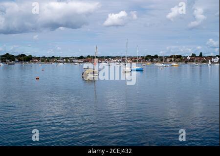 Emsworth Hafen voller Yachten und Boote an einem warmen und ruhigen Tag mit Reflexionen im stillen Wasser. Stockfoto