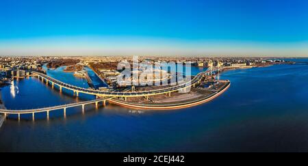 Saint-Petersburg, Russland - 14 april 2019: Schöne Aussicht auf neue Stadion Zenit - Arena, Autobahn, Golf von Finnland, Fußgängerbrücke an sonnigen Sommertag Stockfoto