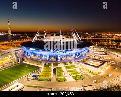 Sankt Petersburg, Russland - 29. August 2019: Nacht Luftpanorama der Zenit Arena mit Beleuchtung. Neues Fußballstadion für den FIFA Soccer Stockfoto