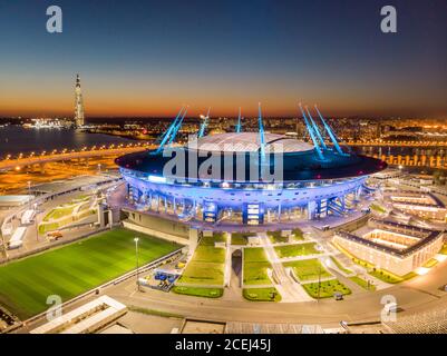 Sankt Petersburg, Russland - 29. August 2019: Nacht Luftpanorama der Zenit Arena mit Beleuchtung. Neues Fußballstadion für den FIFA Soccer Stockfoto