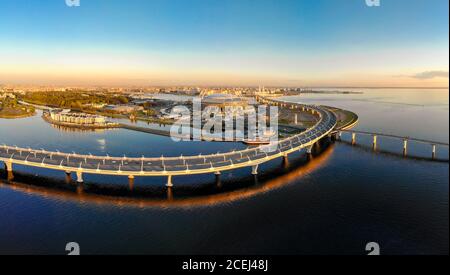 08. Mai 2019, St. PETERSBURG Russland: Luftaufnahme des Fußballstadions Zenit Arena bei Sonnenuntergang und neue Straße - Western High Speed Diameter Connecting Stockfoto