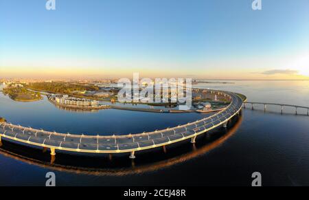 8. Mai 2019, St. PETERSBURG Russland: Luftaufnahme des Fußballstadions Zenit Arena bei Sonnenuntergang und neue Straße - Western High Speed Diameter Connecting Stockfoto