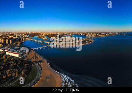 Schöne Aussicht auf das neue Stadion Zenit - Arena, Autobahn, Golf von Finnland, Fußgängerbrücke an sonnigen Sommertag. Drone aus der Vogelperspektive. St Stockfoto