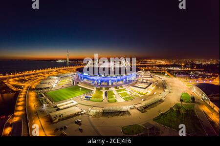 Sankt Petersburg, Russland - 29. August 2019: Nacht Luftpanorama der Zenit Arena mit Beleuchtung. Neues Fußballstadion für den FIFA Soccer Stockfoto