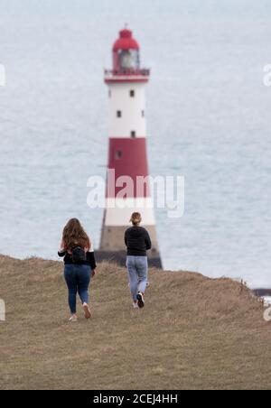 Beachy Head, Eastbourne, East Sussex, Großbritannien. September 2020. Besucher riskieren in der Nähe der fragilen Klippen Rand am South Coast Beauty Spot Credit:Newspics UK South/Alamy Live-Nachrichten Stockfoto