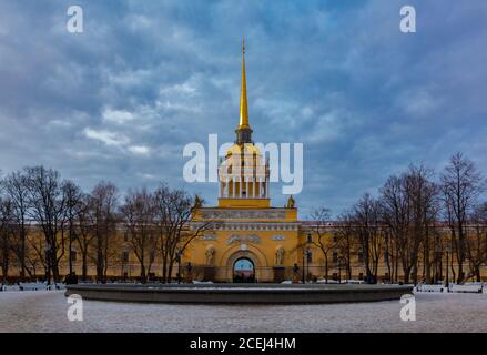 Ein Bild von den mittleren Abschnitt der Admiralty Building in Sankt Petersburg. Stockfoto