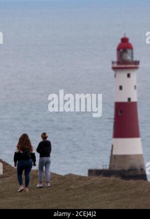 Beachy Head, Eastbourne, East Sussex, Großbritannien. September 2020. Besucher riskieren in der Nähe der fragilen Klippen Rand am South Coast Beauty Spot Credit:Newspics UK South/Alamy Live-Nachrichten Stockfoto