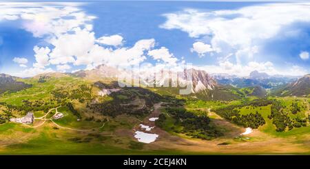 Erstaunliche Luft 360 Grad Blick auf Seceda Mount Gipfel und Tal von Drohne im Sommer sonnigen Tag. Dolomiten Alpen, Südtirol, Italien, Europa in der Nähe Stockfoto