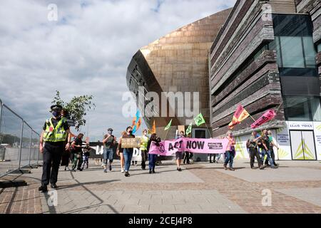 Cardiff, Wales, UK - Dienstag, 1. September 2020 - Extinction Rebellion ( XR ) Protestierende marschieren am Millenium Centre vorbei auf dem Weg nach Cardiff Bay, um gegen den Klimawandel und die Zukunft der Gesellschaft zu protestieren. Foto Steven May / Alamy Live News Stockfoto