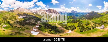 Luftaufnahme von der Drohne zum Col Raiser Plateau im sonnigen Sommertag. Landschaft des zerklüfteten Sella Mountain mit grünem Tal auf grasbewachsenen Hügel Dorf St Stockfoto