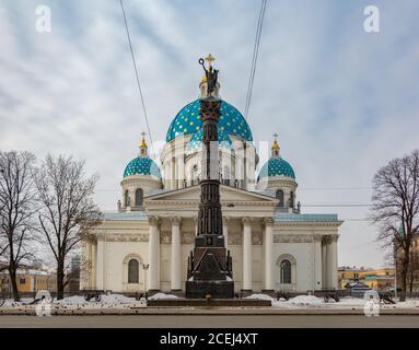 Ein Bild der Dreifaltigkeit Kathedrale und die Spalte der Herrlichkeit in der Front. Stockfoto