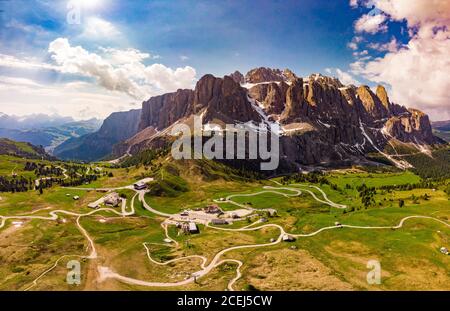 Luftaufnahme von der Drohne zur herrlichen Alpenlandschaft und Wiesen am Grödner Pass mit majestätischer Sellagruppe in Dolomiti. Alpen, Südtirol Stockfoto