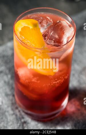 Erfrischender Americano Cocktail mit Orange und Gin Stockfoto