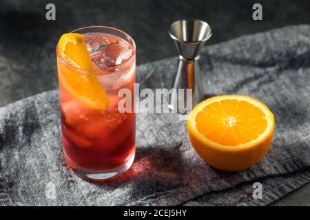 Erfrischender Americano Cocktail mit Orange und Gin Stockfoto