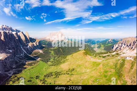 Luftaufnahme von der Drohne zum Col Raiser Plateau im sonnigen Sommertag. Landschaft des zerklüfteten Sella Mountain mit grünem Tal auf grasbewachsenen Hügel Dorf St Stockfoto