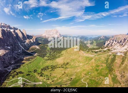 Luftaufnahme von der Drohne zur herrlichen Alpenlandschaft und Wiesen am Grödner Pass mit majestätischer Sellagruppe in Dolomiti. Alpen, Südtirol Stockfoto