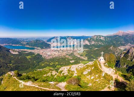 Schöne Panorama-Landschaft bei Sonnenaufgang in der Stadt Lecco, Comer See in sonnigen Sommertag. Atemberaubende Aussicht auf den Berg von Drohne in der Nähe überqueren Stockfoto