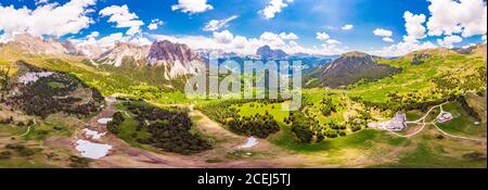 Luftaufnahme von der Drohne zum Col Raiser Plateau im sonnigen Sommertag. Landschaft des zerklüfteten Sella Mountain mit grünem Tal auf grasbewachsenen Hügel Dorf St Stockfoto