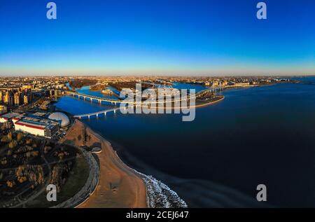 Saint-Petersburg, Russland - 14 april 2019: Schöne Aussicht auf neue Stadion Zenit - Arena, Autobahn, Golf von Finnland, Fußgängerbrücke an sonnigen Sommertag Stockfoto