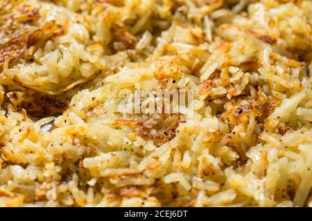 Hausgemachte gebratene zerfetzte Hashbrowns und Eier zum Frühstück Stockfoto