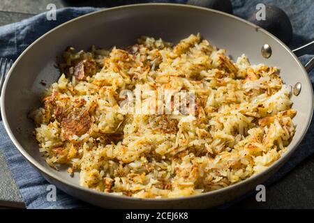 Hausgemachte gebratene zerfetzte Hashbrowns und Eier zum Frühstück Stockfoto