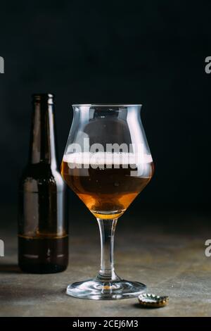 Glas Bier auf dunklem Hintergrund Stockfoto