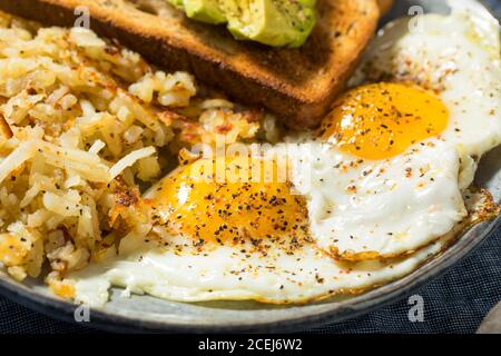 Hausgemachte gebratene zerfetzte Hashbrowns und Eier zum Frühstück Stockfoto