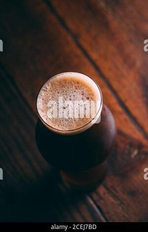 Stout Bier im Glas auf dunklem Hintergrund Stockfoto