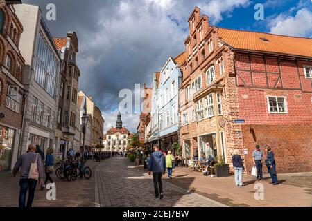 Die Altstadt von Lüneburg, Blick von der Rosenstraße auf den zentralen Marktplatz, Rathaus, mit mittelalterlichen Giebelhäusern, Niedersachsen, Deutschland Stockfoto