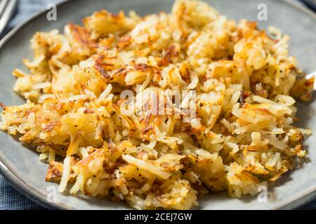 Hausgemachte gebratene zerfetzte Hashbrowns und Eier zum Frühstück Stockfoto