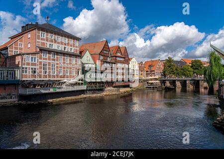 Die Altstadt von Lüneburg, Stintmarkt an der Ilmenau, historisches Hafenviertel, viele Restaurants, Kneipen, Cafés, Niedersachsen, Deutschland, Stockfoto