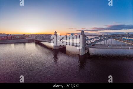 St. Petersburg Russland. Luftpanorama von Drohne zu Peter die große Brücke der weißen Nächte. Bolscheokhtinsky Brücke über den Fluss Newa mit Stockfoto